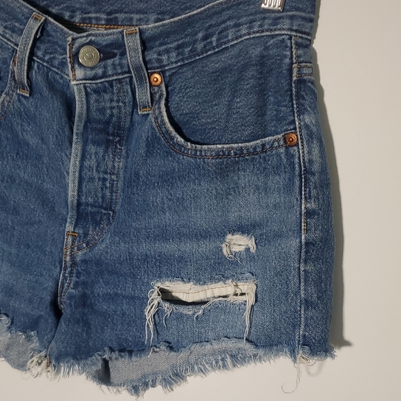 Levi's 501 Women's Denim Blue Distressed Shorts Size W26  Button Fly - Picture 2 of 10